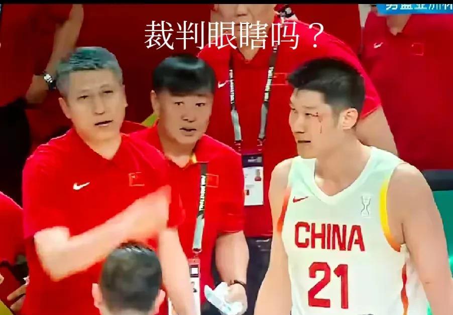 裁判眼瞎，胡金秋眉额流血难道是自己挠的？偷下黑手是韩国男篮的传统玩法，视频回放清
