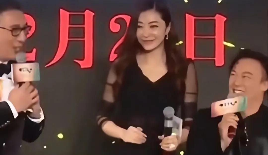 应用该视频内容指出陈奕迅与熊黛林互动时，陈奕迅搞笑半蹲，二人玩出了最萌身高差，画