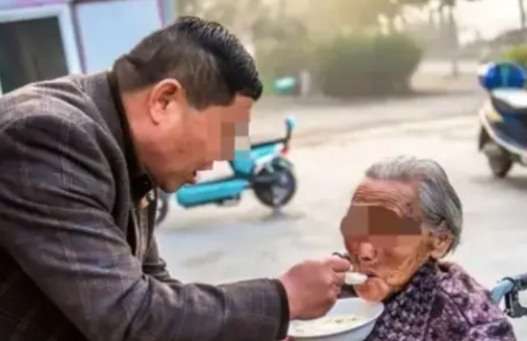不是亲生的？4月25日，大儿子独自照顾母亲多年，老母亲去世前，却将存款密码告知其