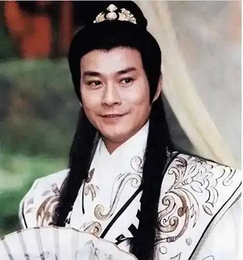 76岁郑少秋商场白发亮相，网友惊呼：这是吃了防腐剂吧！就在昨天，有网友在铜锣湾偶