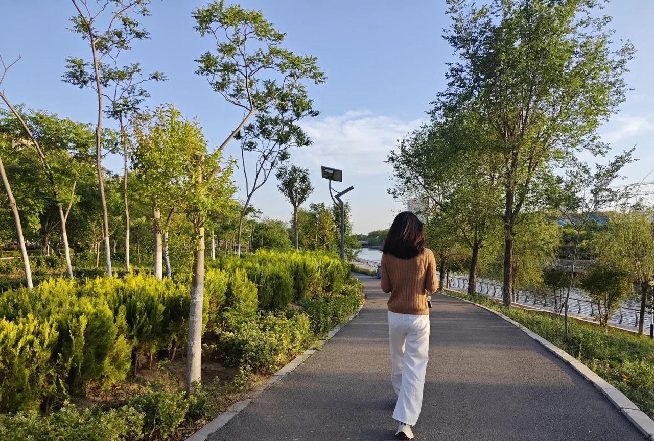 据我观察：当下社会，哪些人日子过得好？
1，公务员过得滋润，就算县里工资只有50