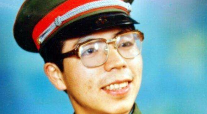 1984年老山战役期间，22岁陈洪远迷了路，误入1个山洞。他慢慢摸进去，突然，背