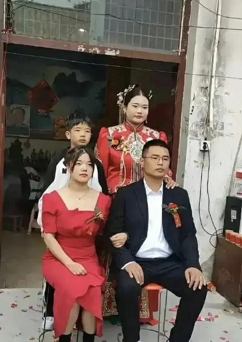 一家四兄妹合影咋被你们误解成这样了？