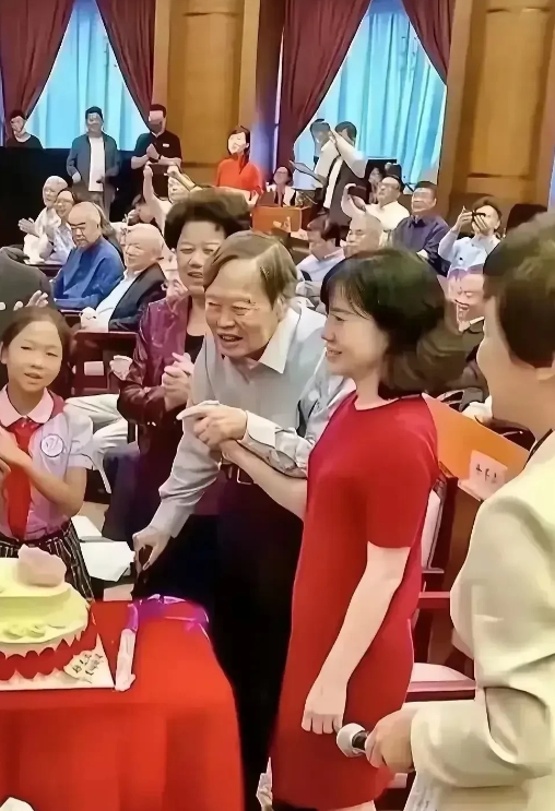 照片中，103岁杨振宁精神气色好，身旁49岁的妻子翁帆，穿红旗袍微笑相伴，想当年