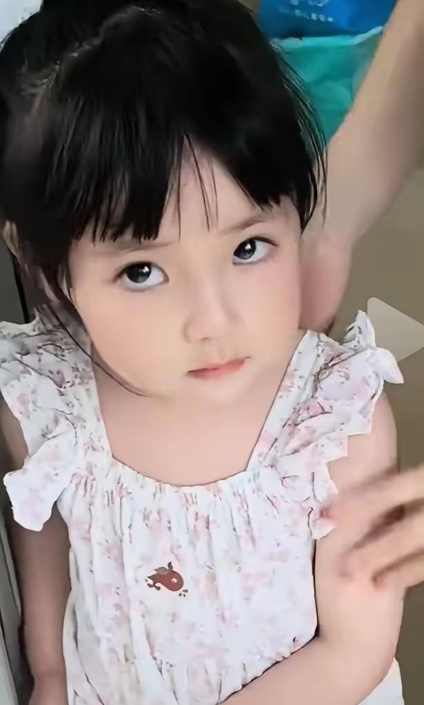 舅舅来家做客，妈妈因为忙就让他送外甥女去幼儿园。到了幼儿园门口，小女孩说错了，不