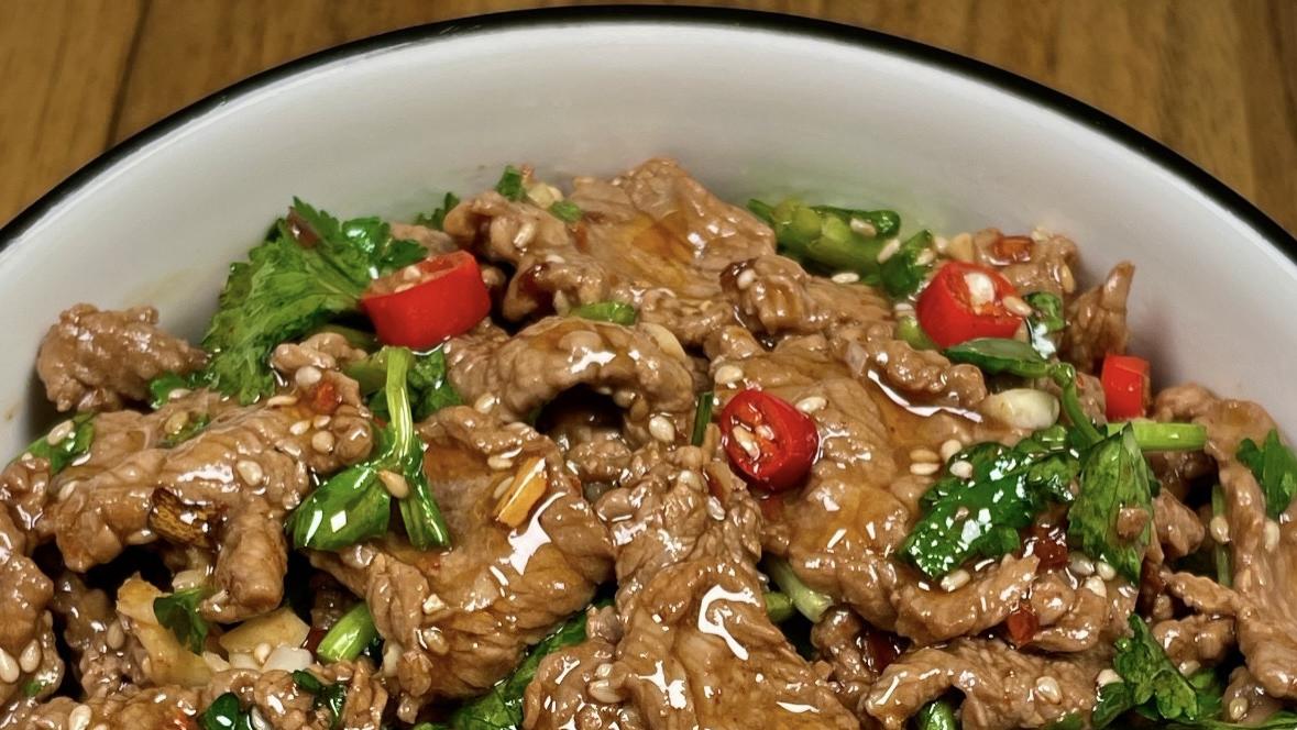 厨房里的香菜小宇宙：一盘拌牛肉把全家香到原地转圈