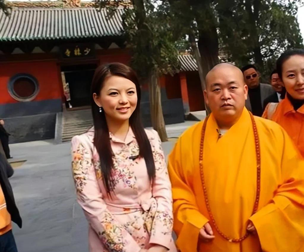 2008年，李湘在河南嵩山少林寺采访释永信时的合影，那时候李湘32岁，身段婀娜，