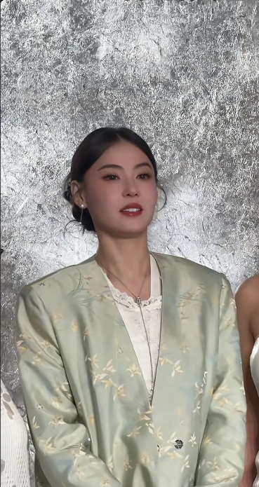你敢相信这是张柏芝吗？
不看介绍的话，我根本认不出来这是张柏芝。感觉她整个人年轻