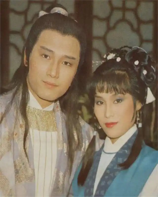 “穆念慈杨康”相隔42年同框，合照掀起回忆杀，如今66岁的杨盼盼生活丰富多彩！ 