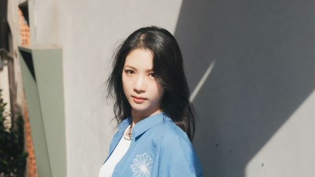 突然宣布喜讯！TVB力捧小花晒大露背美照，参加婚前派对太亮眼