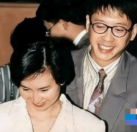 何超琼和许晋亨大概率真心相爱过，笑容不会骗人。1991年何超琼嫁给许晋亨，流水席