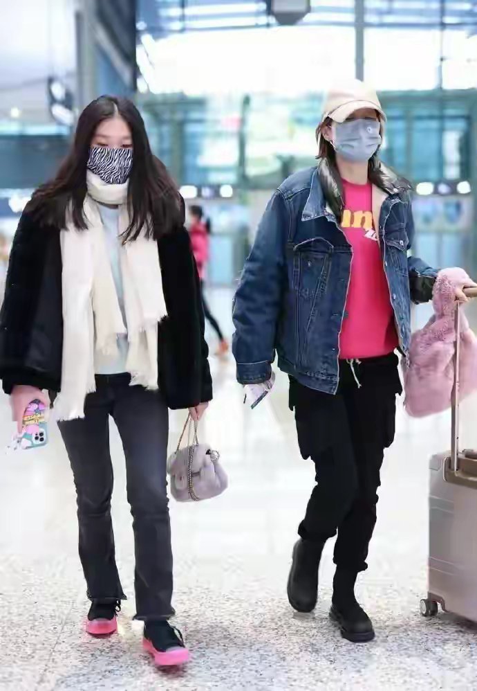 马伊琍携长女亮相，穿粉色卫衣显年轻，女儿穿皮草比妈妈时髦！ ​​​