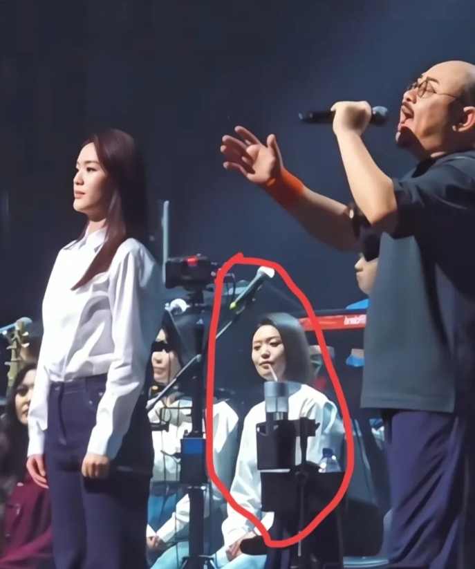 不知道你发现了没有

刀郎上海站演唱会上，当周煜琦在前面跟刀郎一起唱歌的时候，后