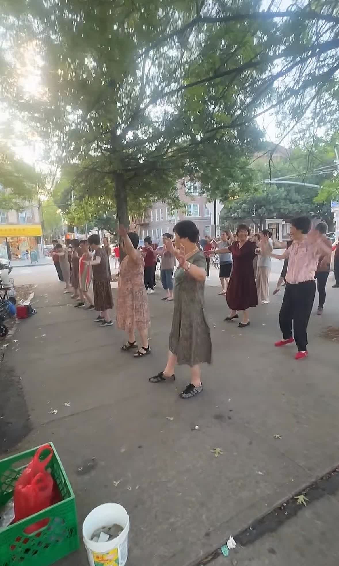 我国大爷大妈占据美国大城市公园，打麻将，跳广场舞。

很明显，他们都是高知份