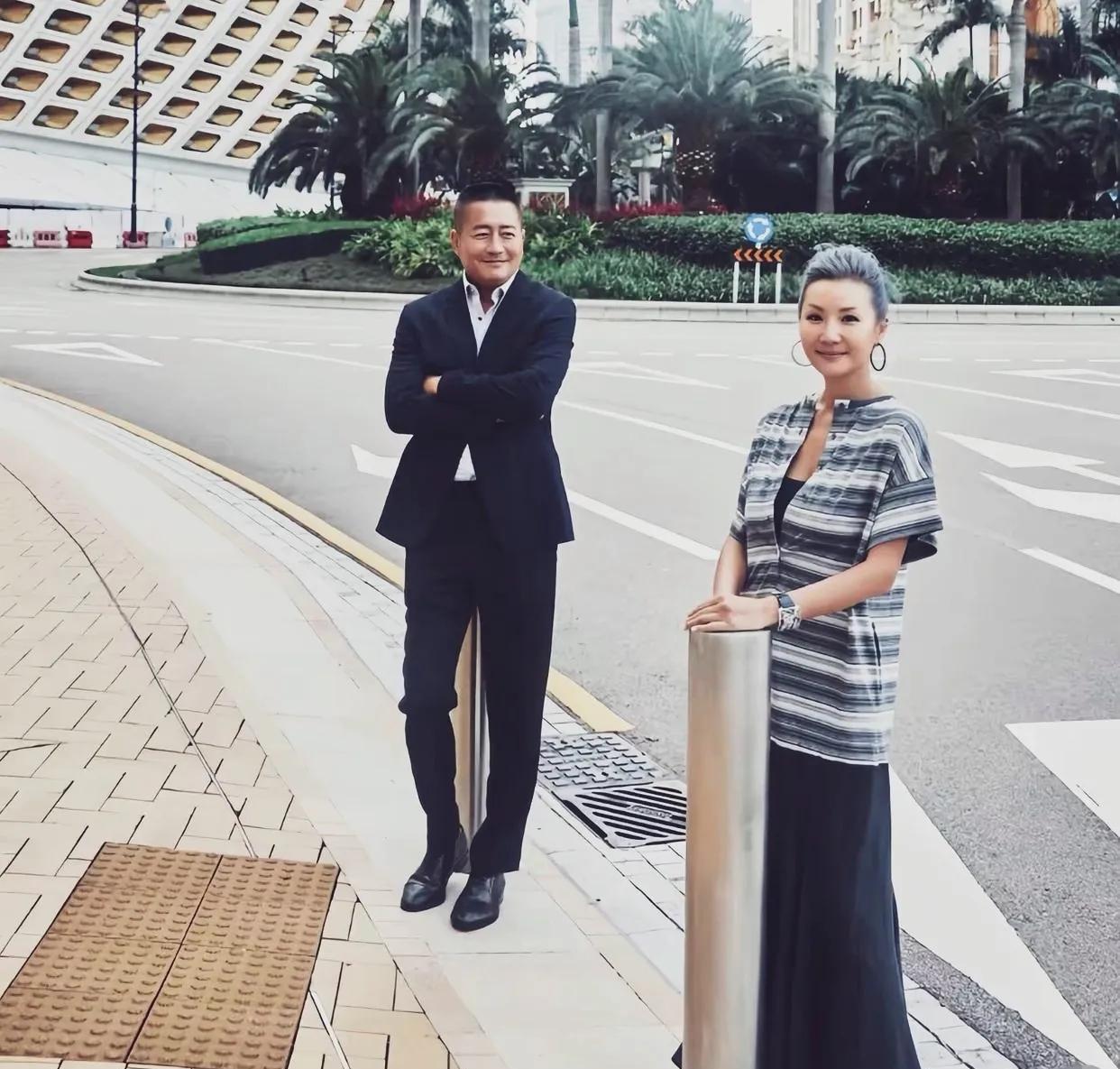 高曙光与现任妻子，结婚这么久仍然恩爱有加，高曙光看妻子的眼神透露着美好与幸福！郎