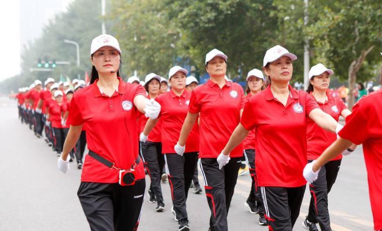 今天才知道，暴走团原来是门大生意。
组织者靠卖团服赚钱，春夏秋冬四套，一人一年一