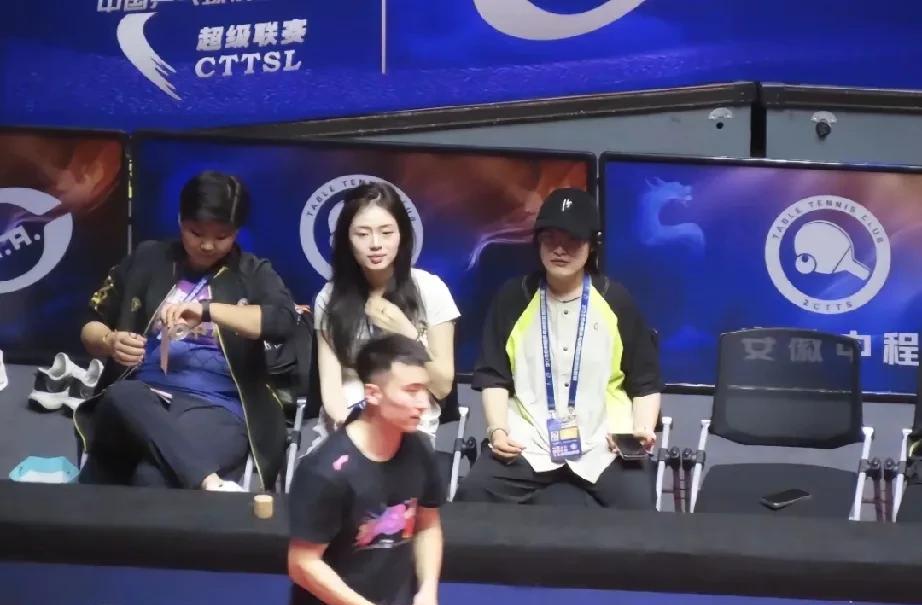 牛冠凯真幸福啊，有冬妍陪着。
上午的比赛结束后，安徽中程在乒超第二阶段的比赛也结