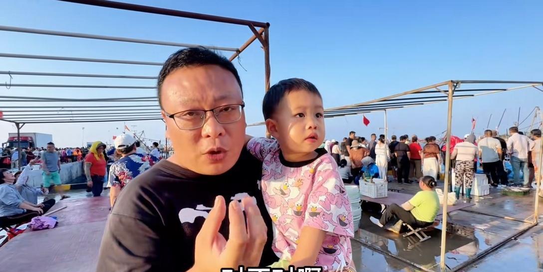 网红北京张去修行，为何总是神神秘秘！最新直播里，显示北京张又回北京修行了，留下娘