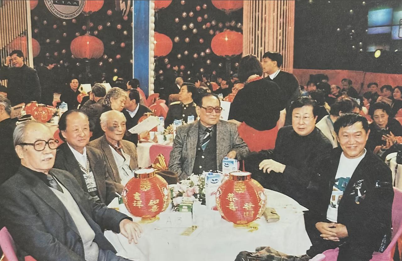 #老照片#
一张老照片，拍摄于2002年春节。猜猜看，照片中的几位老艺术家，谁是