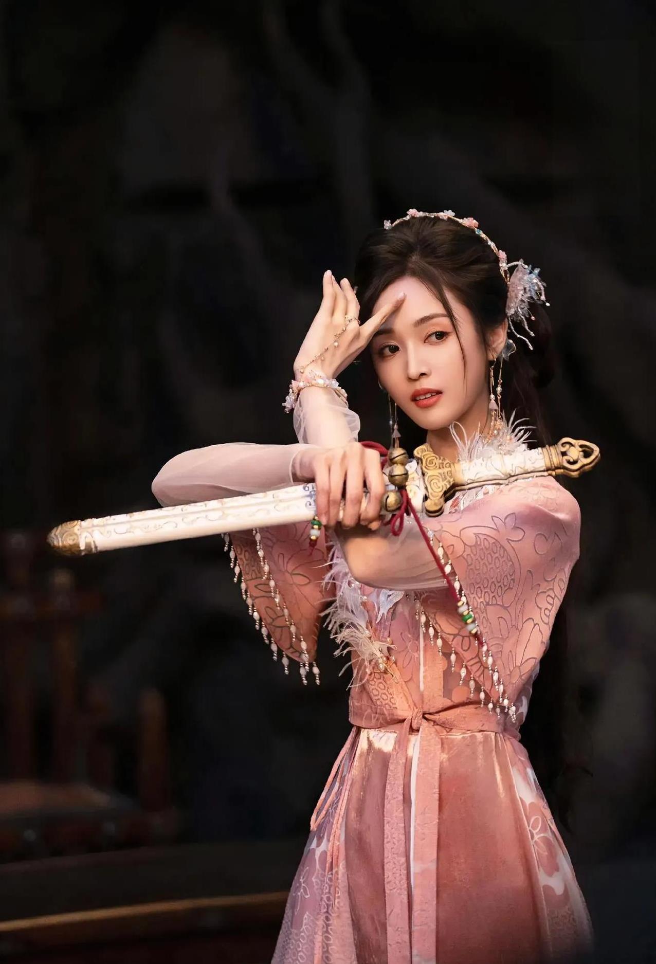 吴宣仪《淮水竹亭》演疯批美人王权醉？反差感直接拉满！
从甜妹到病娇，这角色适配度