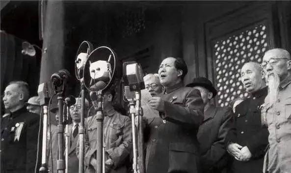 今天是一个特殊的日子，谨以此文缅怀一个人。
一个伟大的人，一个纯粹的人！
他，于