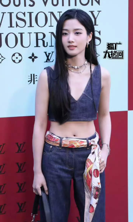 卢昱晓颜值没得说，但是身材有点减分了