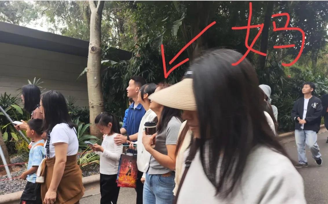 不得不说，谢浩男是个聪明人！
在网友的不断提醒之下，谢浩男应该也看清了谢爸和后妈