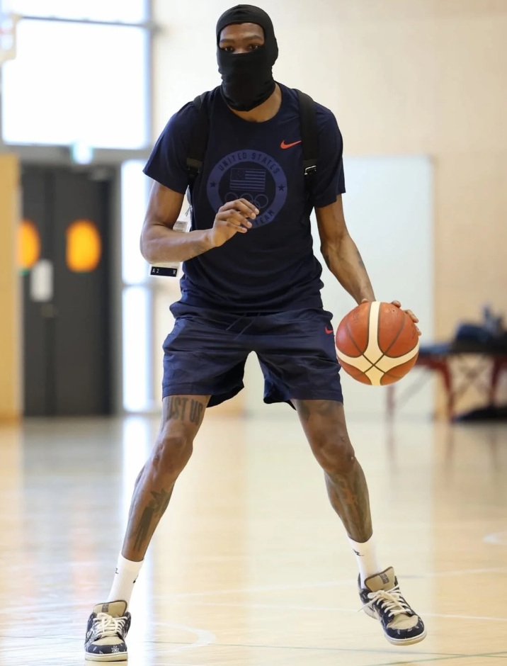 火箭自媒体COACH晒：火箭新援凯文-杜兰特休赛期蒙面训练照片。
杜兰特身着ni