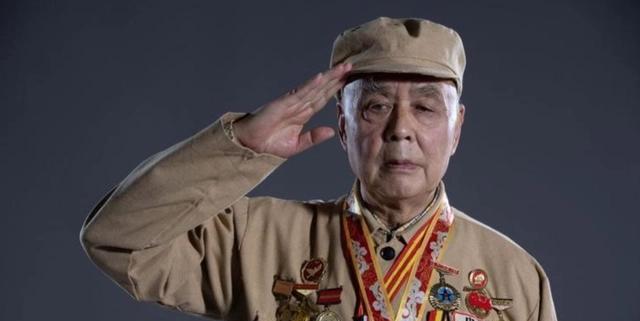 1952年，上甘岭阵地上，17岁战士唐章洪突然尿急，他索性对着迫击炮尿了起来，没