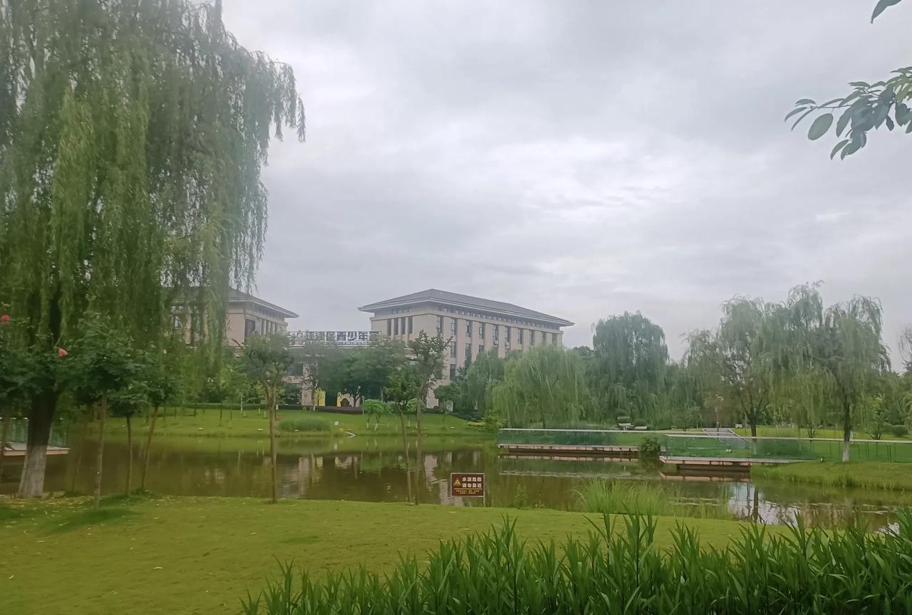 其实，几百年前，基本上是不存在什么贸易逆差和顺差的，各个国家过各个国家的日子，也