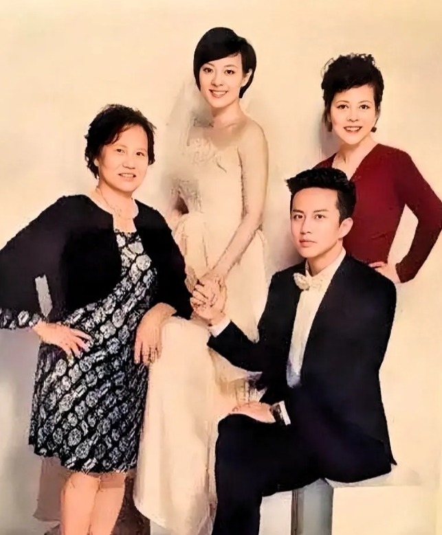 👀孙俪婆婆与邓超的神仙家庭

家人们，今儿个来聊聊孙俪婆婆和邓超一家的事儿。邓