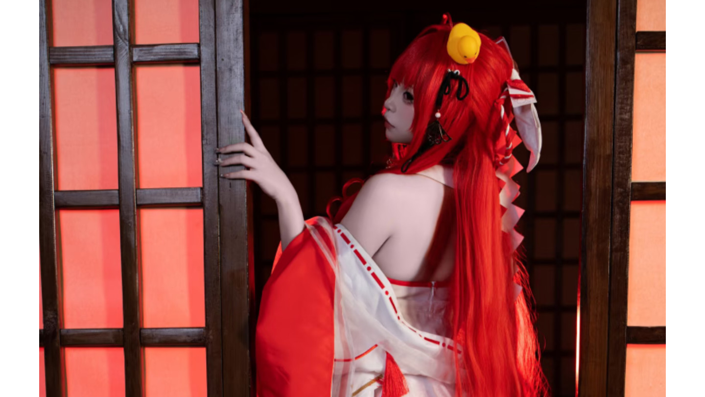 龙族绘梨衣 cos：把 “小怪兽的柔与飒” 藏进红白衣袂里