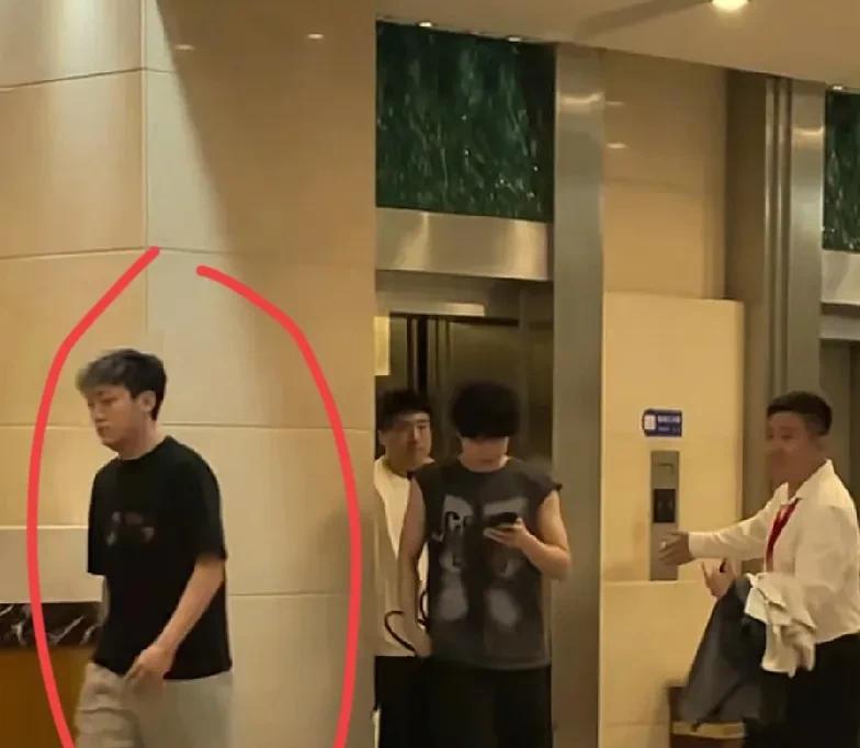 大头真的有点慌，
他昨天不仅带了曹巍还带了王晨策，
这是带了两个保镖啊！
估计是
