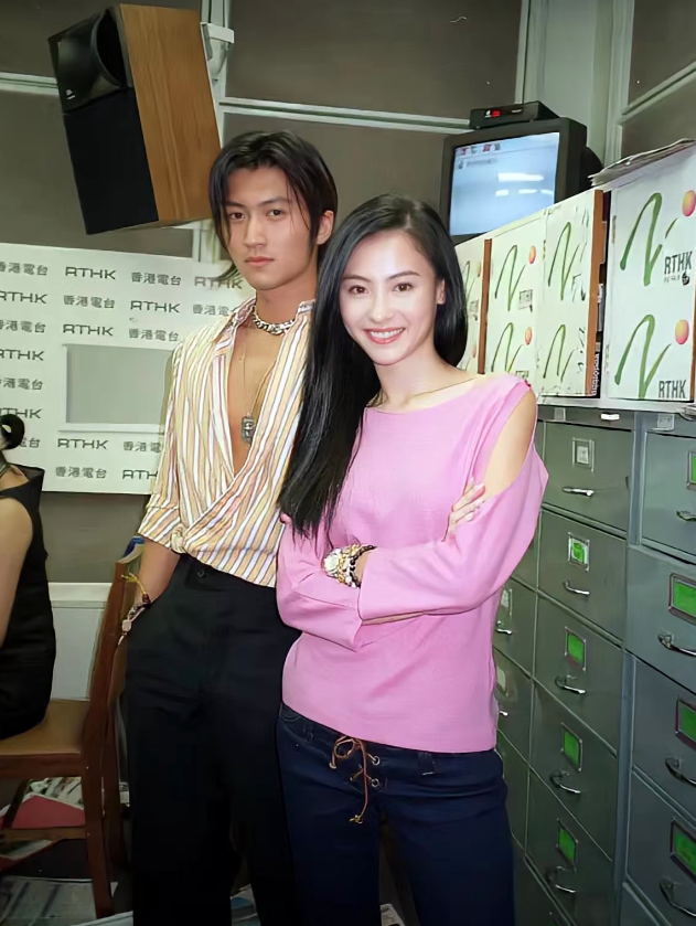 虽然他俩没走到最后，但不得不说，那会的他们真的好般配