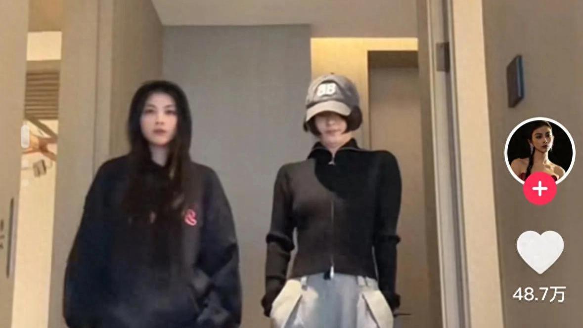 赵丽颖和好友王伊瑶也来跳李羲承进行曲了，这反差感太绝了