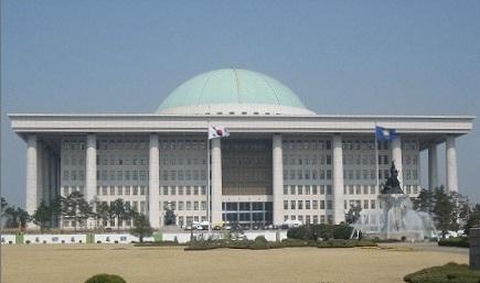 为避免重蹈覆辙，韩国国会通过了戒严法修正案。
法案规定，即使总统宣布戒严后，军警