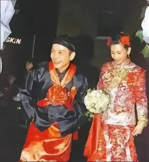 1997年，沈嘉伟和邱淑贞筹备许久的婚礼现场，神圣的拜堂环节即将开始。突然，沈嘉