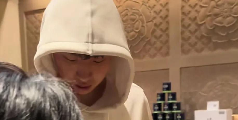 我说什么来着，齐麟已经抵达沈阳与球队汇合
在此前新疆男篮是缺少三名主力球员，没有