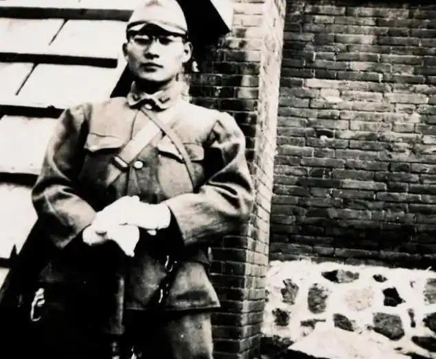这是一本日本宪兵的日记：日本兵当着 10 几个男人的面糟蹋了一个中国女人！
19