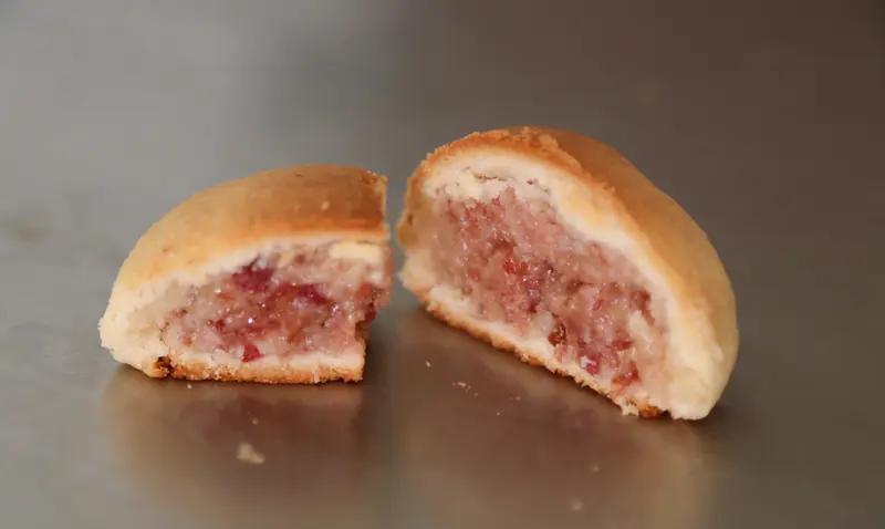 明天就是中秋节了，
有多少人还在坚持中秋吃月饼？
广式太甜，苏式太多碎渣。
我喜