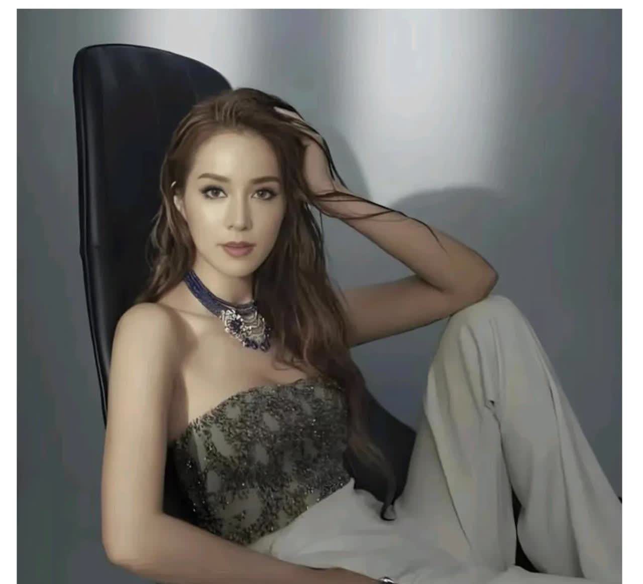 徐子淇虽然有两段感情史，
但她和李家诚的婚姻一直很美满，
四个孩子也都是乖巧