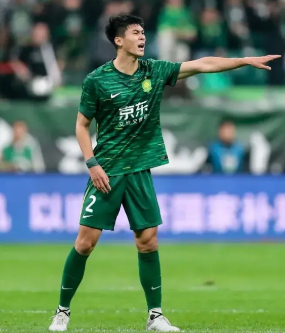 国安“新三少”值得期待！
吴少聪：年轻国脚，防守比较稳健，很有担当很有责任感，当