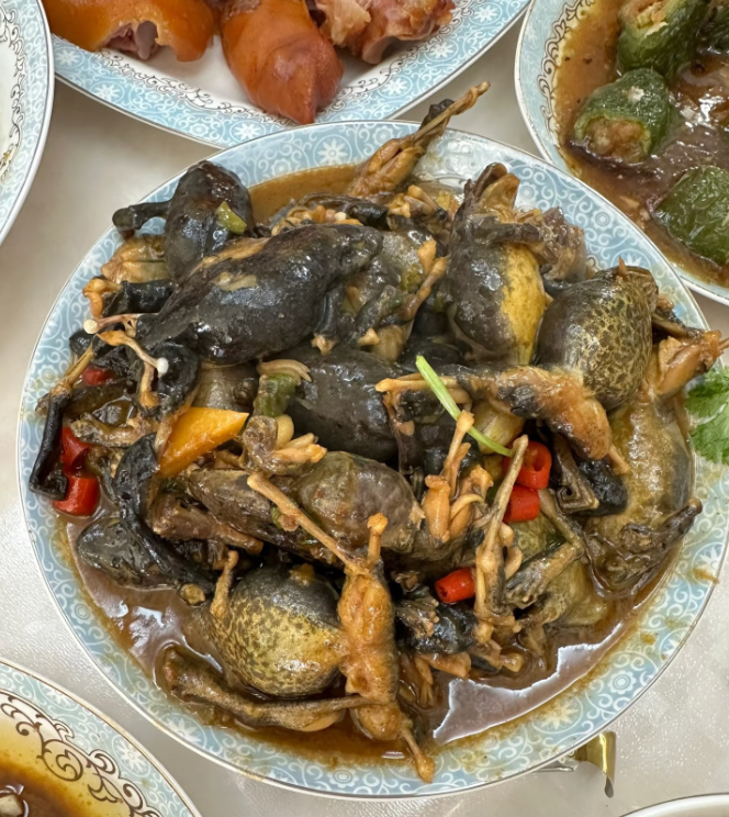 这到底是什么美食？
在东北吃饭时看到邻桌点的这一道美食。
来个东北的人解释一下！