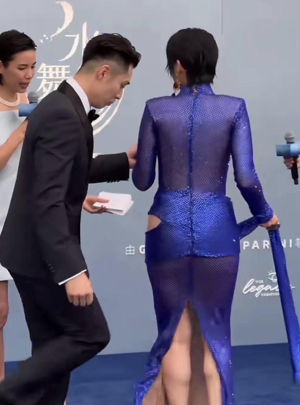 天呐！45岁胡杏儿太敢穿了，不转身还挺好 一转身是不是有点尴尬？