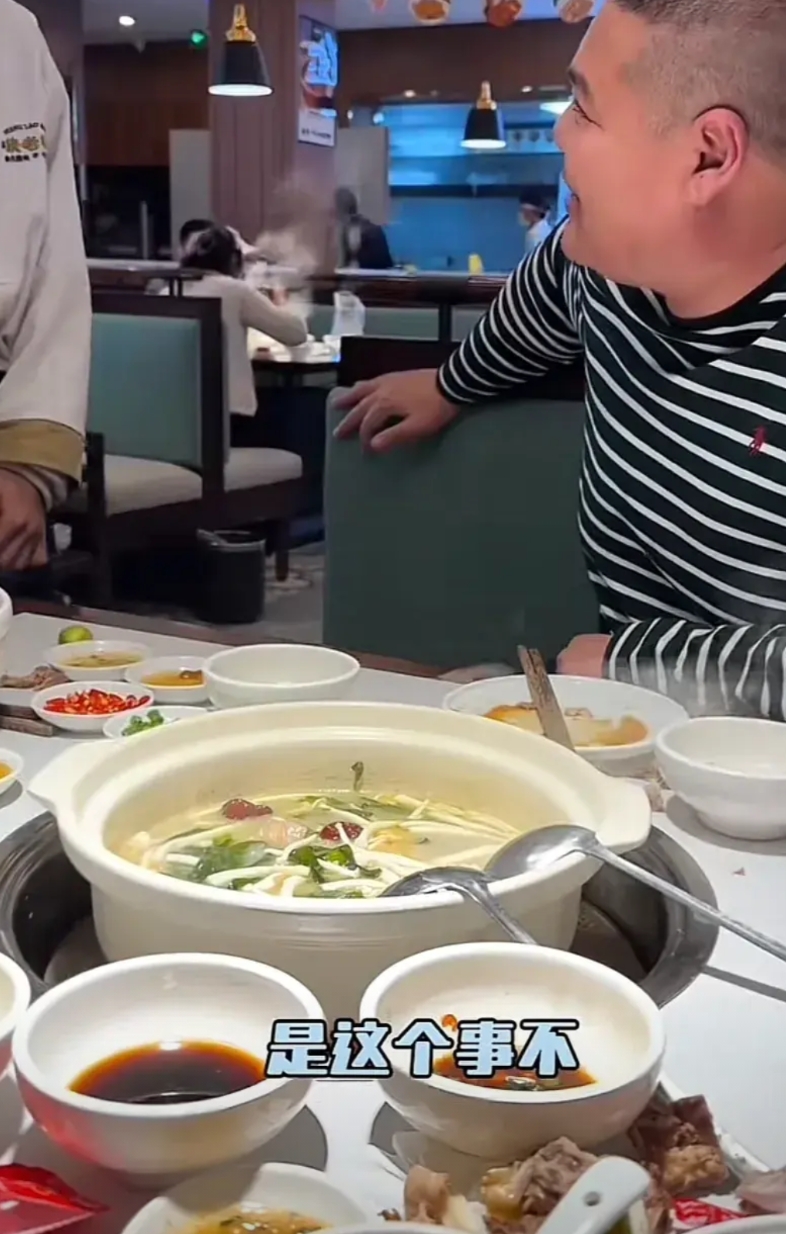 浙江衢州，男子到餐馆就餐，点了煲仔饭，服务员竟忘记下单。看着紧张的服务员过来道歉
