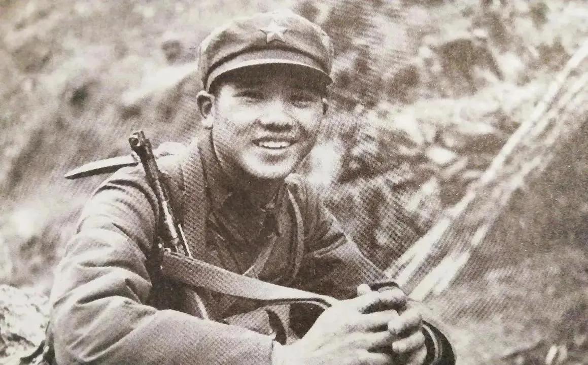 [中国赞]1979年，陈全钢为了联系到失联的部队，冒着生命危险和另外一名战友前去