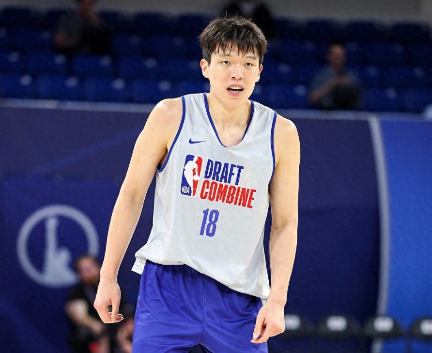 2002年，22岁的姚明拿下火箭队的状元签，成为中国球员登陆NBA的第二人，也成