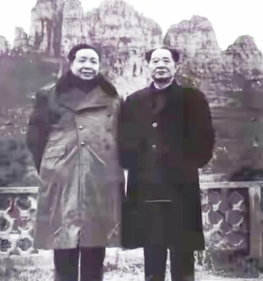1983年，胡耀邦同志（右）与谭启龙同志在桂林时的照片。