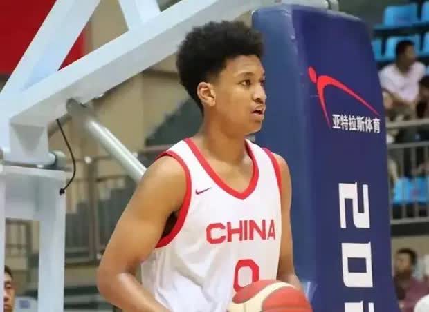 从非洲弃子到国青王牌：被非洲生父抛弃，被中国养父收留，如今成为男篮的八村塁。