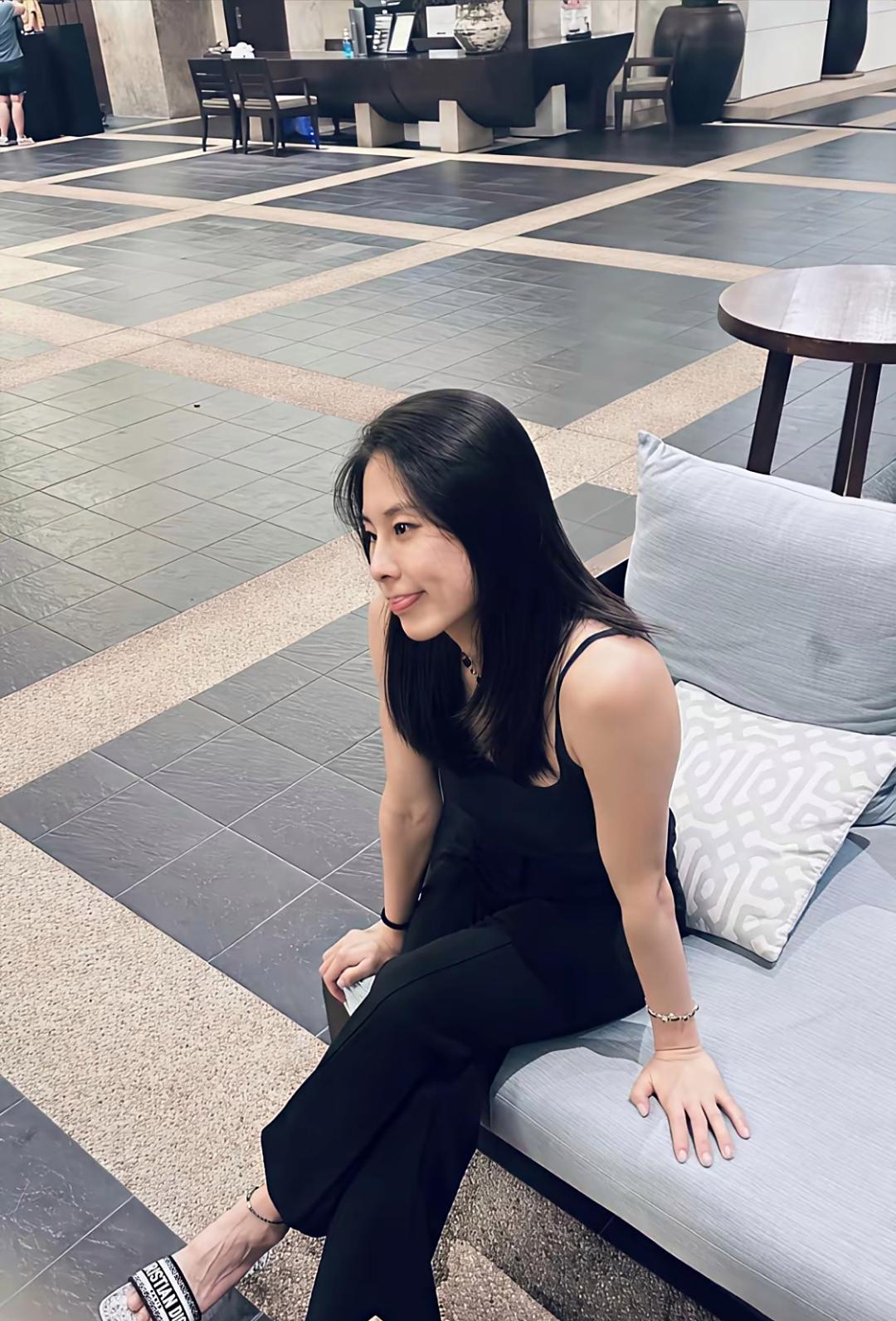 好久不见，中国女篮，王思雨的一张逛街生活照，换上吊带衫，留着披肩发，相比赛场上的